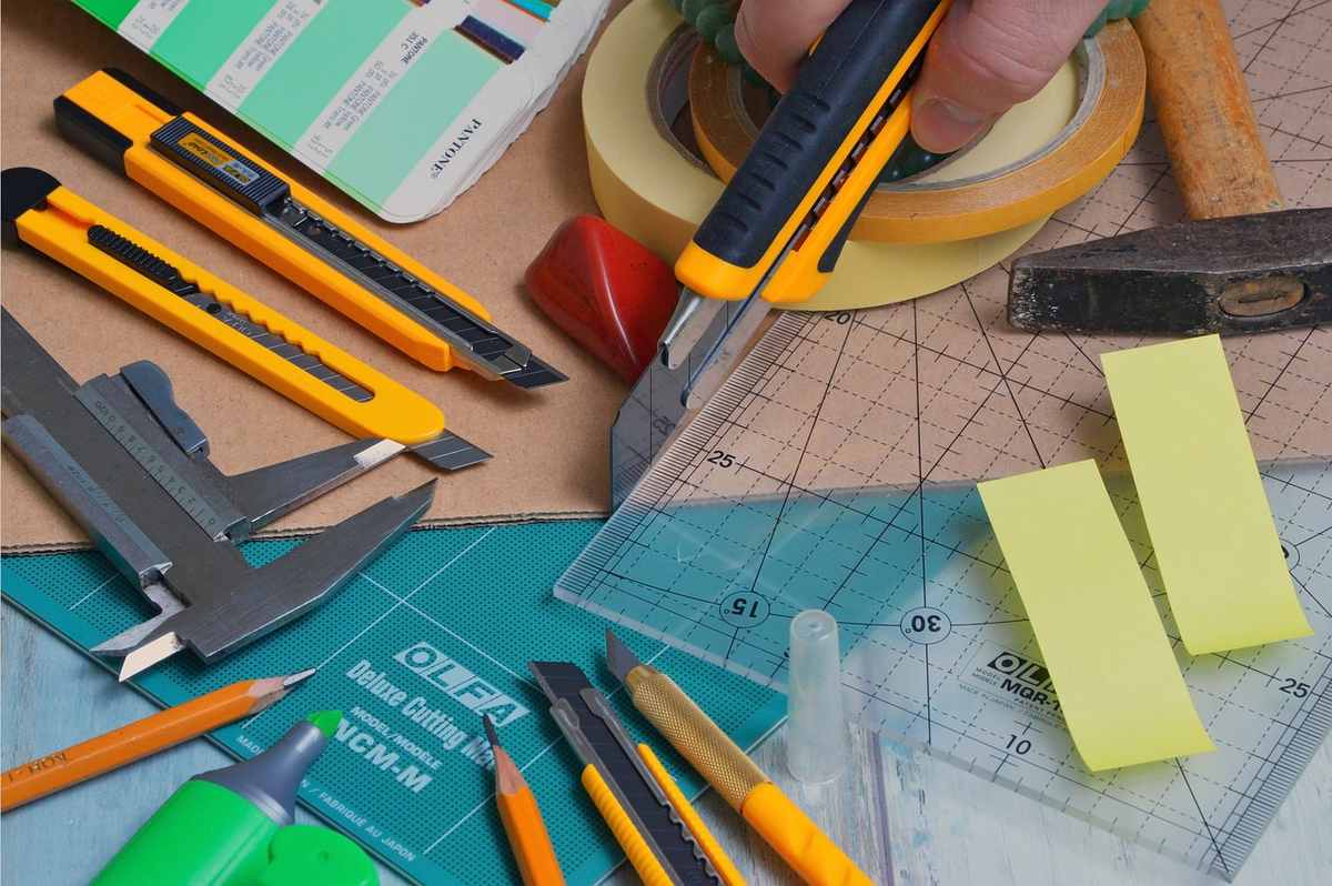 Vue d'une table de travail remplie d'outils de bricolage et de matériel