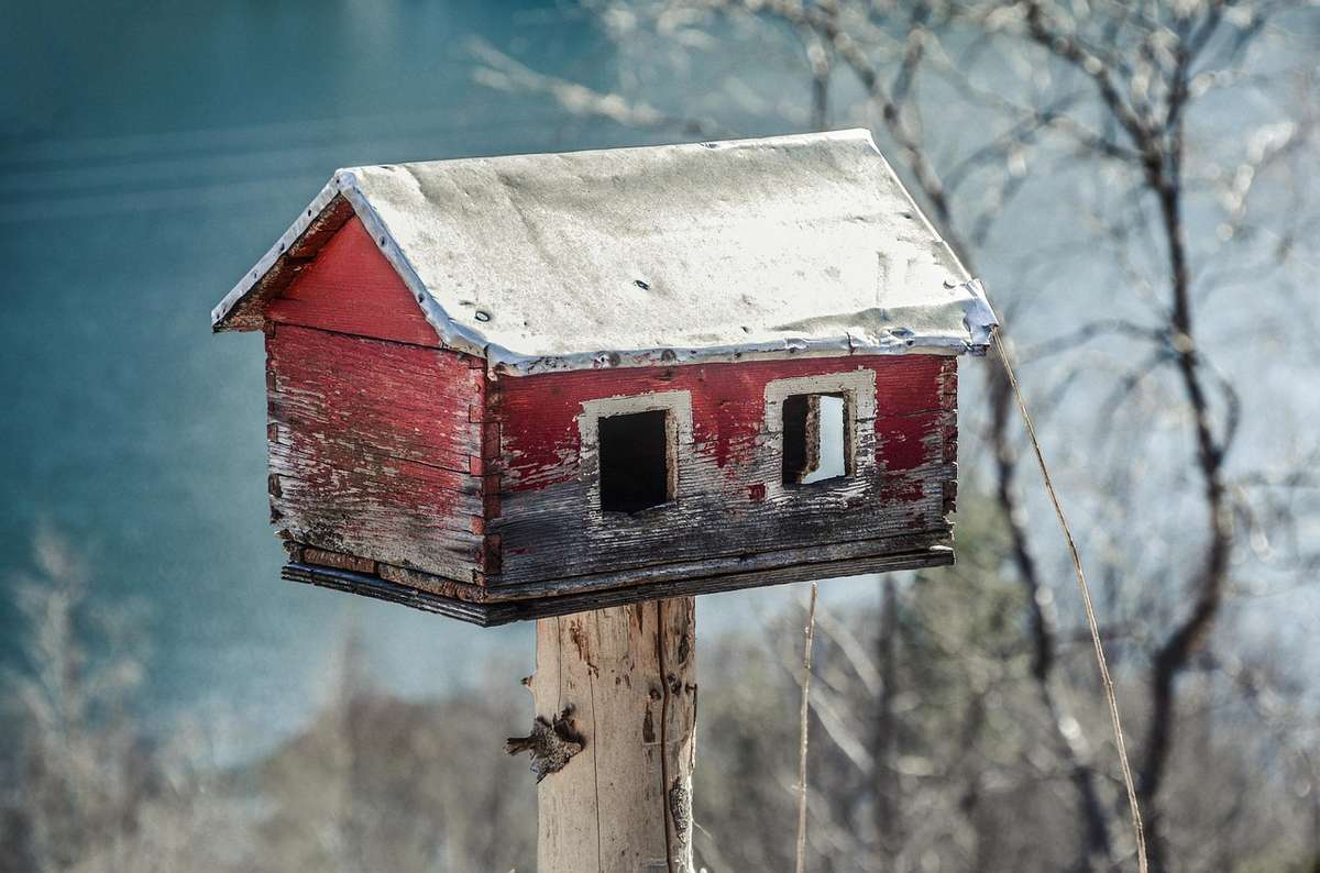 Niche à oiseaux en bois peinte en rouge et blanc