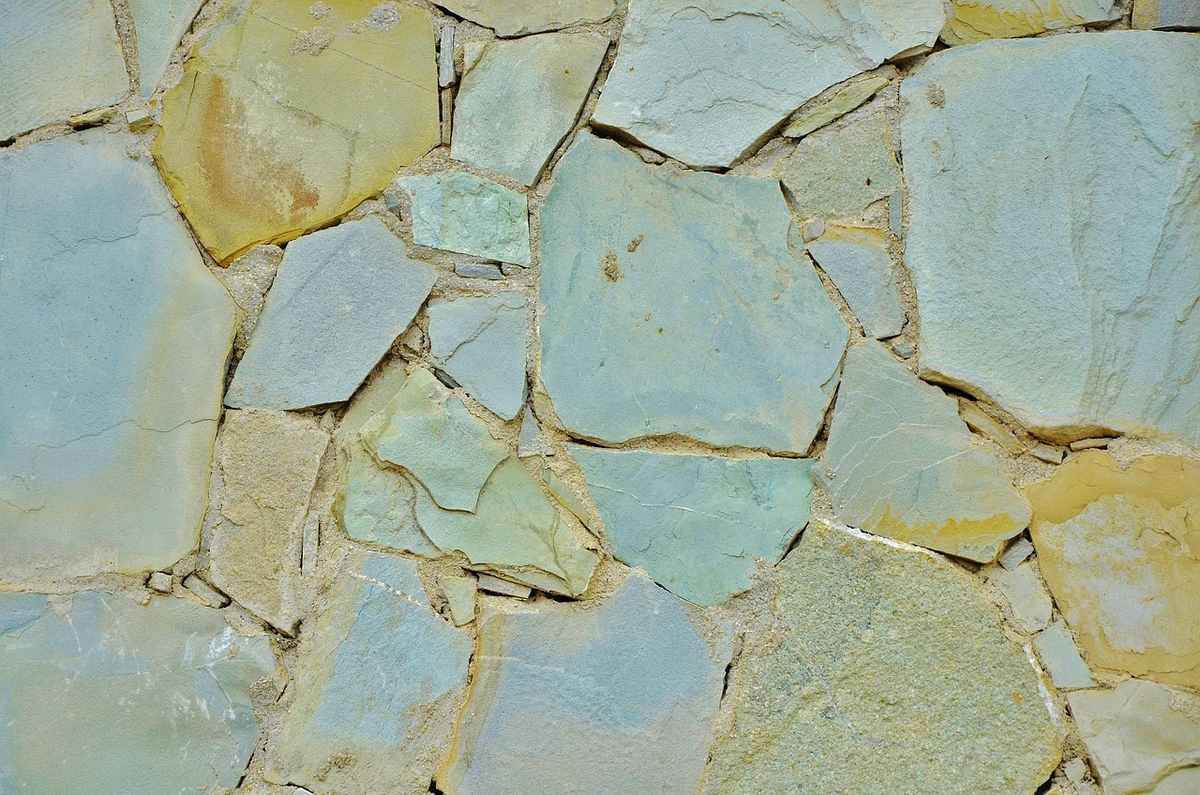 Mosaïque de pierres de différentes tailles et couleurs